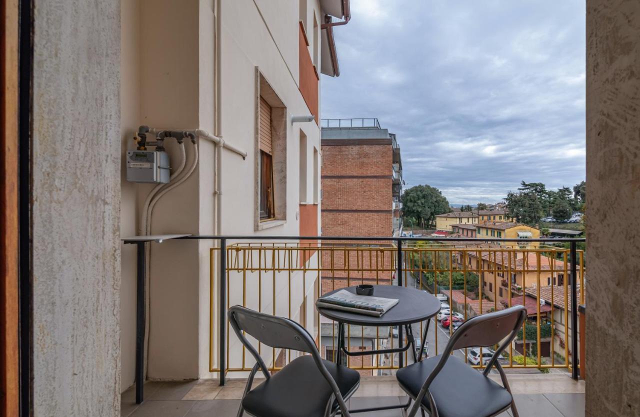Апартаменти Comfy Flat Steps Away From Siena Station! Екстер'єр фото
